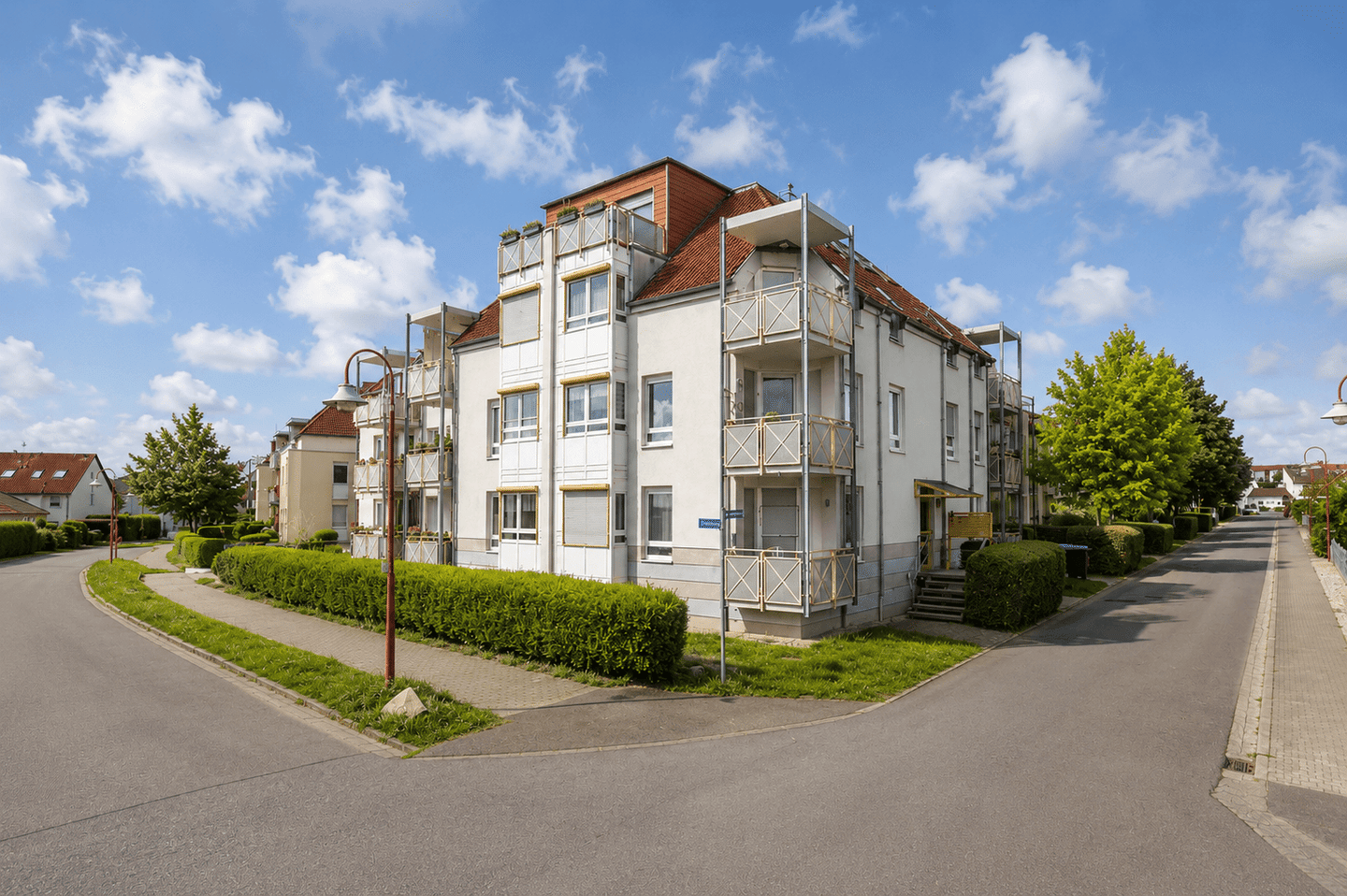 KOMPAKTE KAPITALANLAGE MIT MEHRWERT | Vermietete 2-Raum-Wohnung mit Südbalkon und TG-Stellplatz