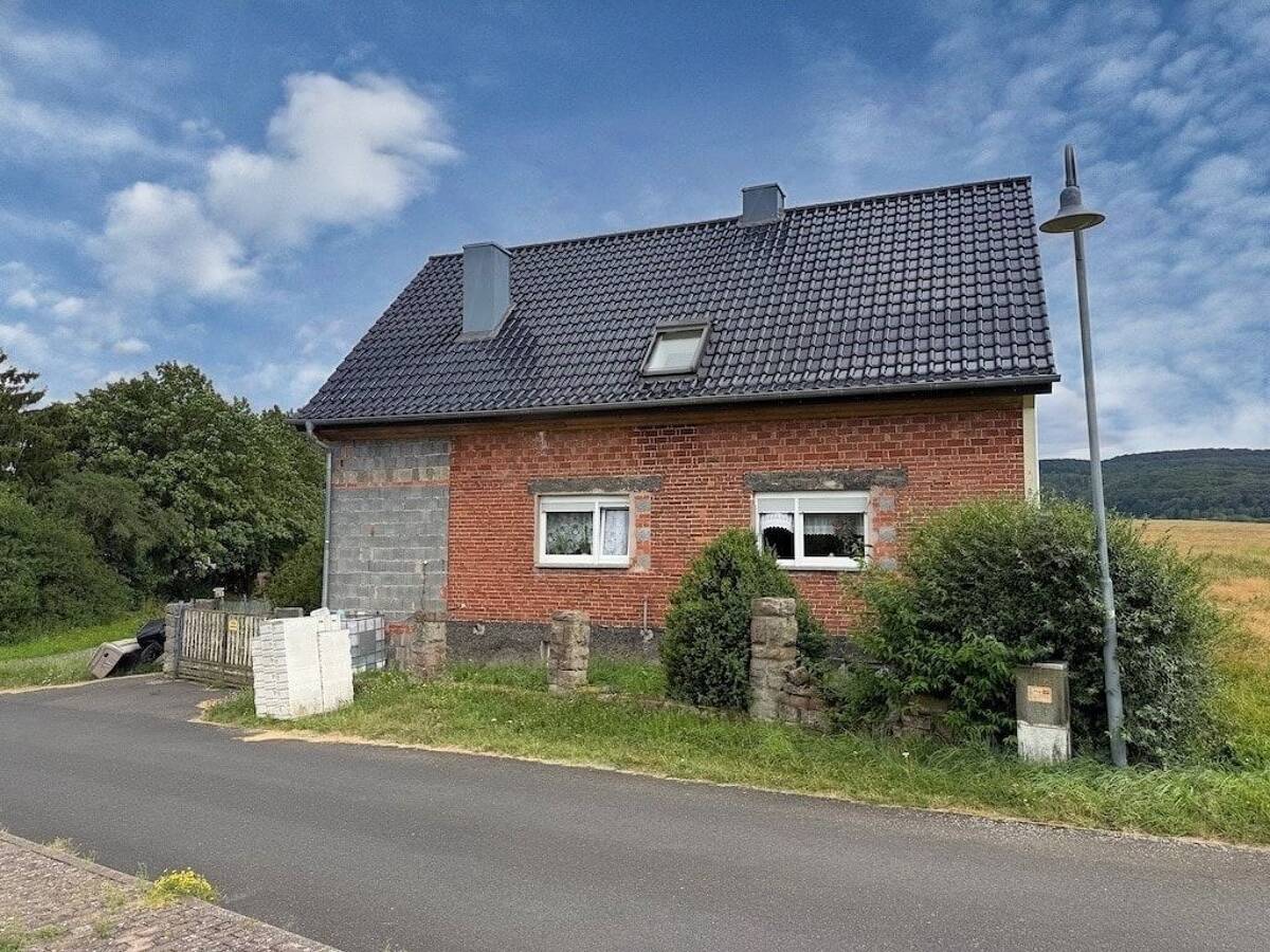Keine Käuferprovision; Einfamilienhaus aus Verwertung – 36404 Oechsen – Bild 1 von 2