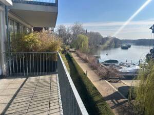 bezugsfreie Traumwohnung mit Stellplatz in Bestlage mit Blick auf die Spree – 10245 Berlin – Vorschaubild 1
