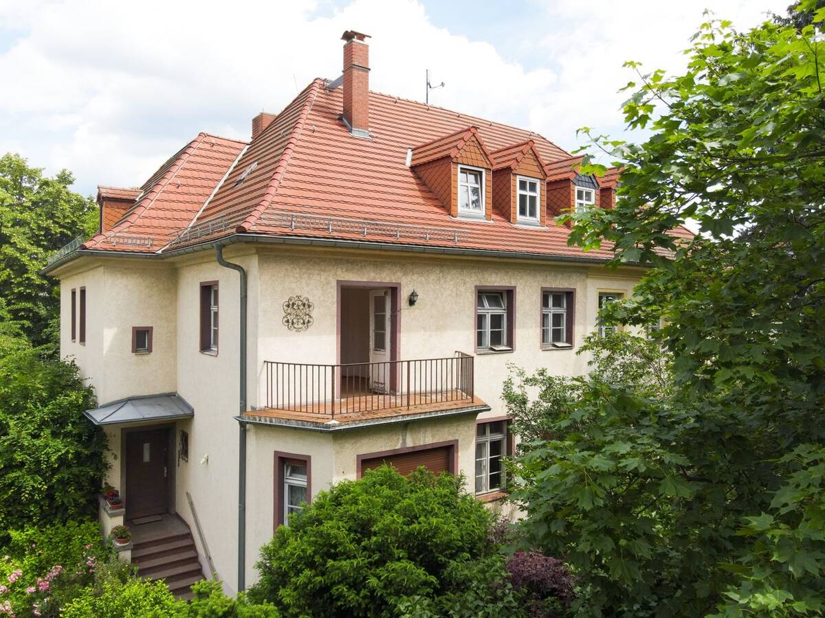 +++ Herrschaftliche Stadthaushälfte am Großen Garten mit außergewöhnlichem Entwicklungspotenzial +++ – 1309 Dresden – Bild 1 von 9