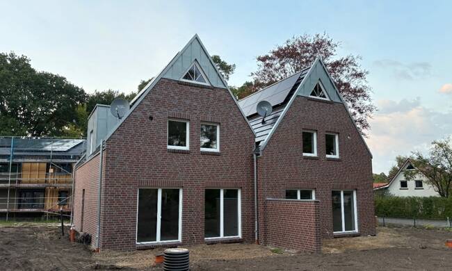 Hude-Ort: Klimafreundliche, familiengrechte Neubau-Doppelhaushälfte mit Carport als Effizienzhaus 40! *KÄUFERPROVISIONSFREI* – Hude (Oldenburg) – Bild 1 von 9