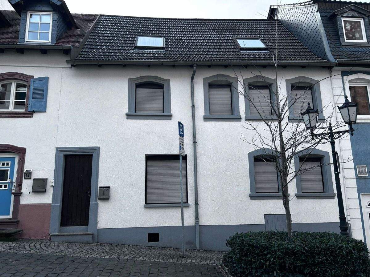 Zentral gelegenes Reihenmittelhaus mit ca. 138 m² Wohnfläche + 68 m² Nutzfläche in Homburg City! – Homburg – Bild 1 von 9