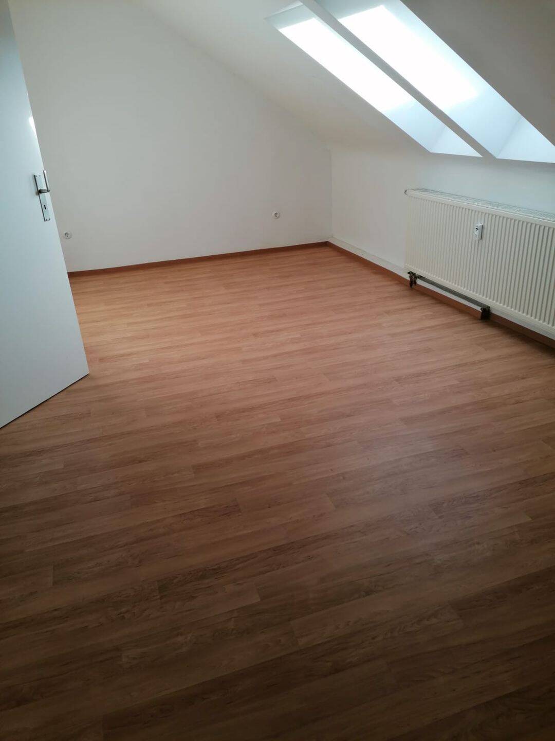 Schöne teilrenovierte Dachgeschoss Wohnung – Nürnberg – Vorschaubild 4