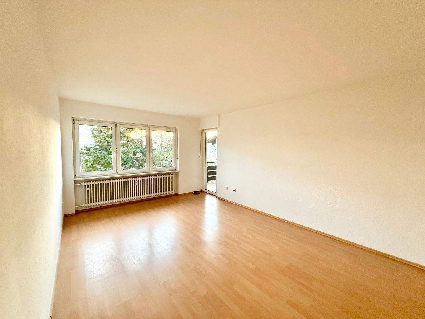 Ohne Provision & sofort bezugsfähig! Schöne 4-Zimmer-Wohnung mit netter Südwestloggia & ca. 86,6 qm im 1.Stock – Dietersheim – Vorschaubild 2