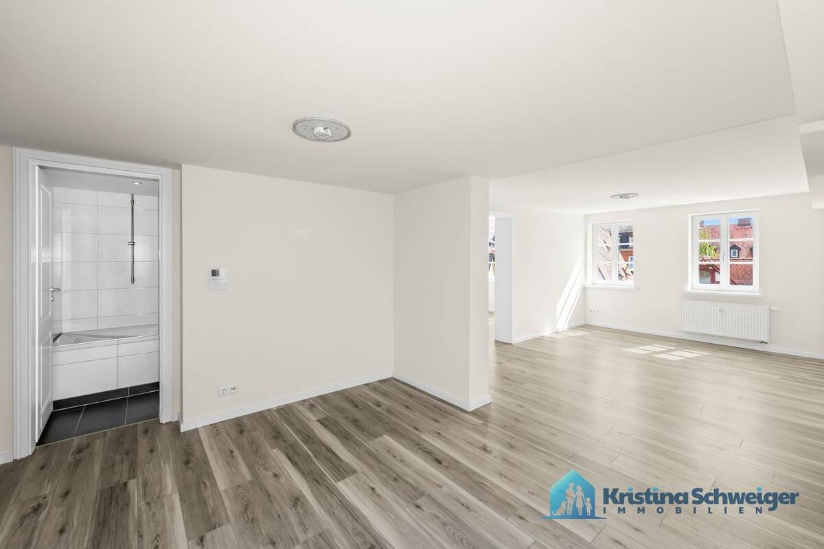 Erste Termine ab 26.7.! In der Altstadt & leerstehend! Renovierte 2 Zimmer-Whg. in kernsaniertem Haus – 90762 Fürth – Bild 1 von 9
