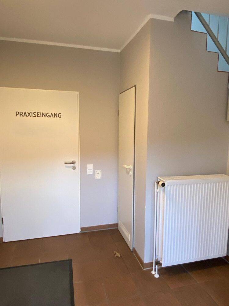 Mehrfamilienhaus mit Gewerbeeinheit Praxis und 2 Wohnungen voll vermietet und zentral gelegen – Garbsen – Vorschaubild 3