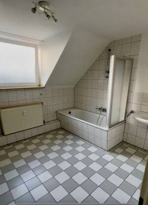 Kernsanierte 3-Zimmer-DG-Wohnung mit Wohnküche, neuer EBK und Sonnenterrasse in Eller – 40229 Düsseldorf – Vorschaubild 9