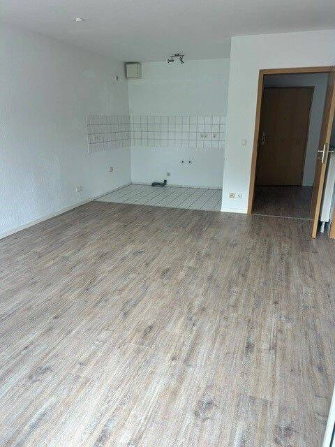 +++ATTRAKTIVE DG-WOHNUNG MIT BALKON UND PKW-STELLPLATZ AM RANDE VON CHEMNITZ+++ – Chemnitz – Vorschaubild 2