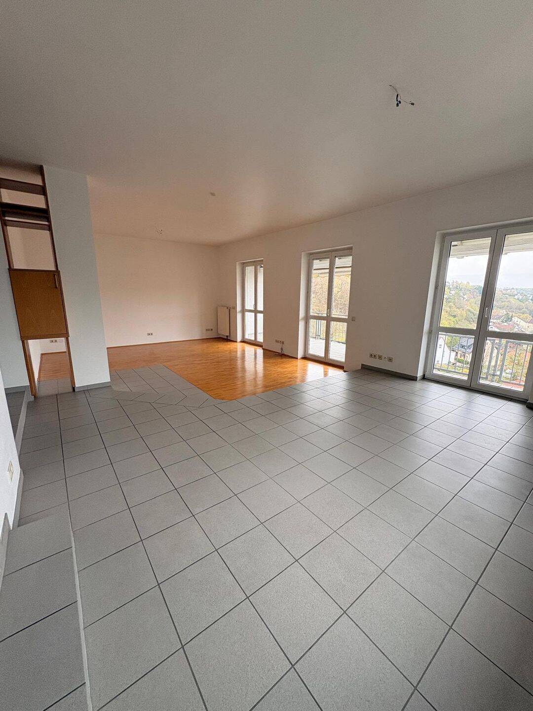 Maisonette mit Hausgefühl: 4 Zimmer, separater Eingang, Panoramabalkon, Bulthaup-Küche, 2 Stellplätze – Würzburg – Vorschaubild 2