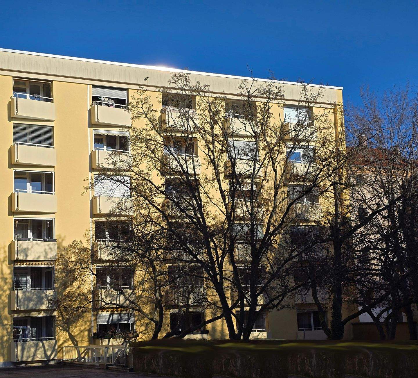 Attraktive 3-Zimmer-Wohnung mit 2 Loggien in aufstrebender Wohnlage – Nürnberg – Bild 1 von 9