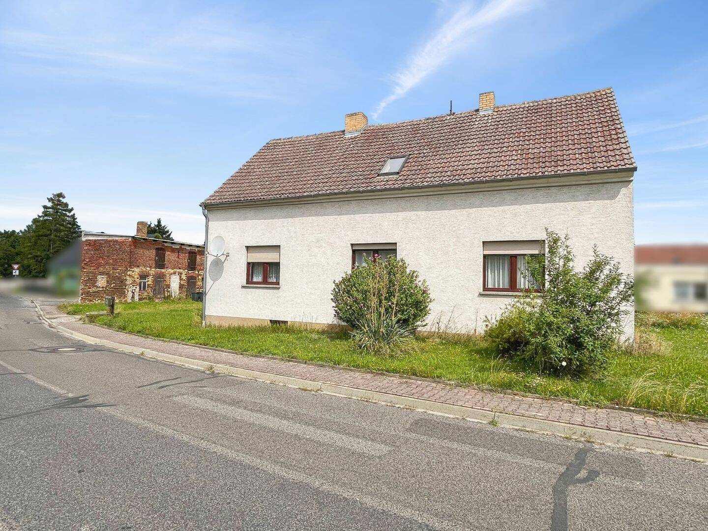 Mieten ist teurer ! Ländlich wohnen mit allen Möglichkeiten - EFH in Plessa mit großem Grundstück – Plessa – Bild 1 von 9