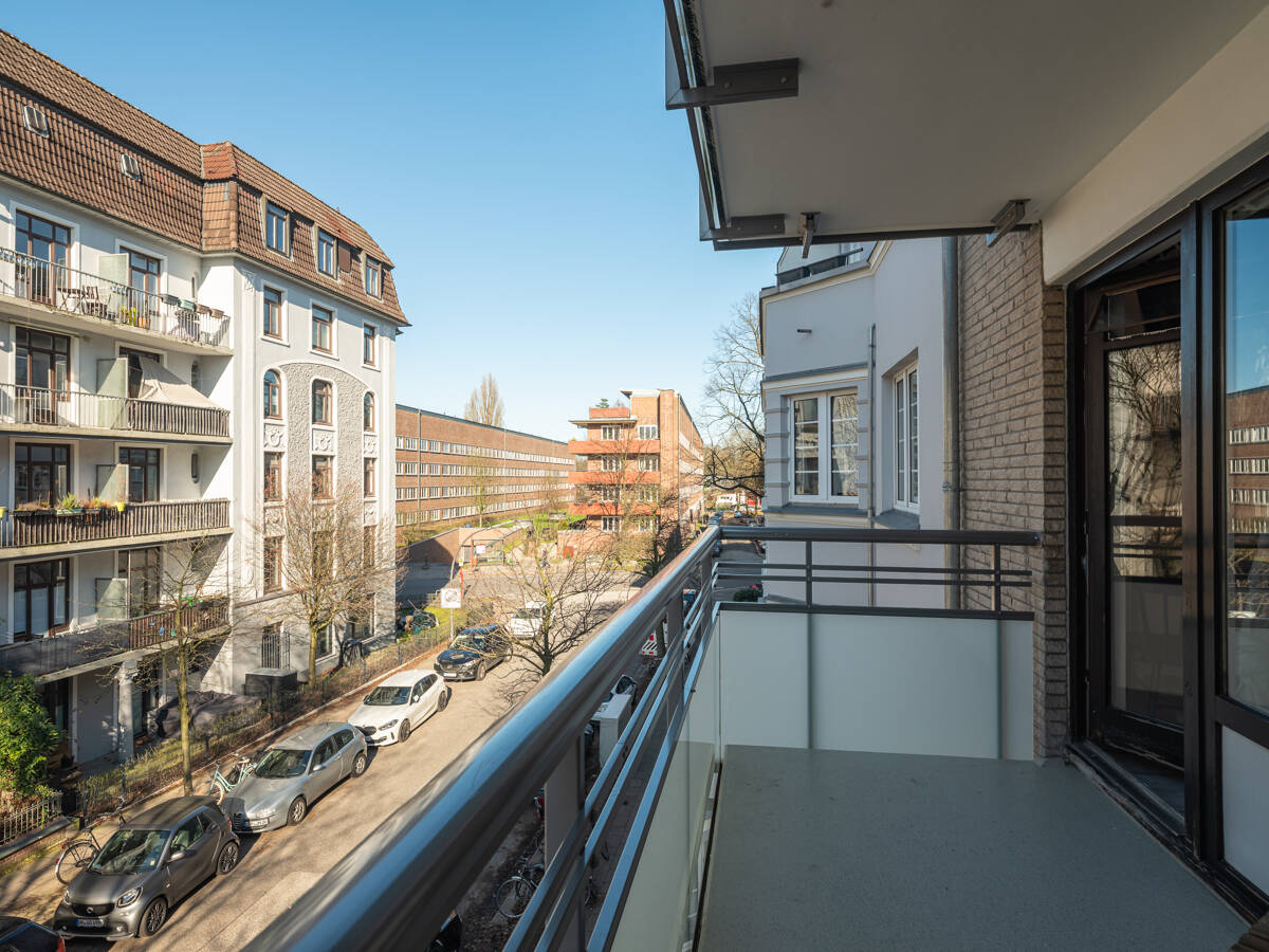 Vollständig saniertes und möbliertes 1-Zimmer City Apartment mit Balkon und optional Stellplatz in Winterhude – 22303 Hamburg – Bild 1 von 7