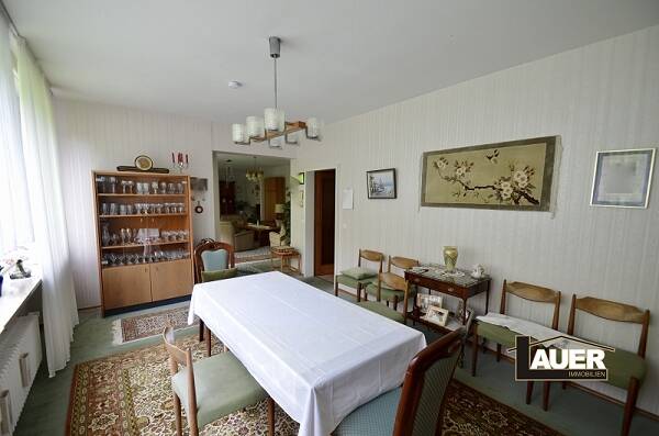 Großzügiges freistehendes Dreifamilienhaus mit zwei Garagen und Garten. – Saarbrücken – Vorschaubild 8