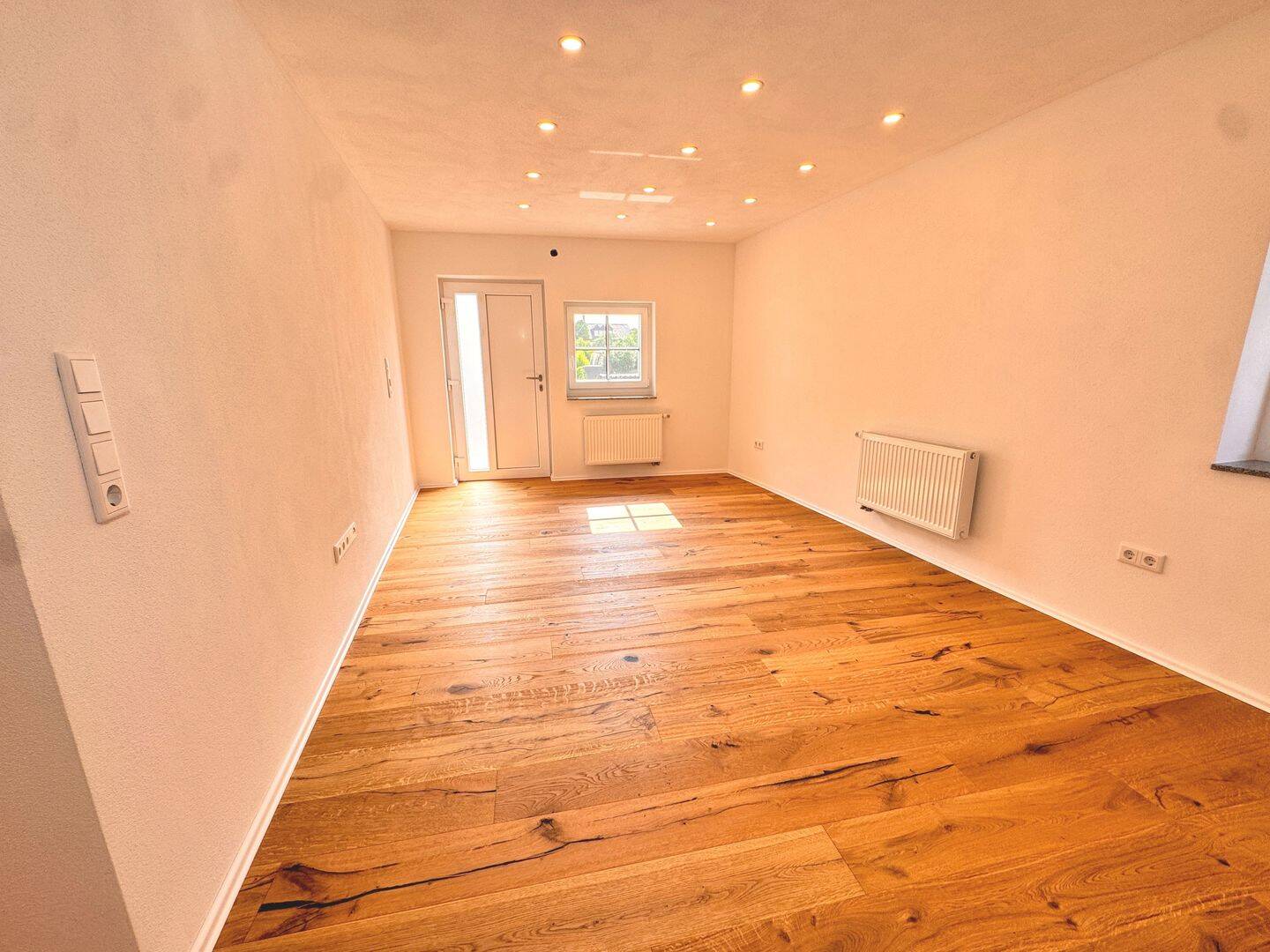 Provisionsfrei - Renovierte 3 Zimmer Wohnung mit Terrasse und Stellplatz in Heßdorf – Heßdorf – Vorschaubild 3