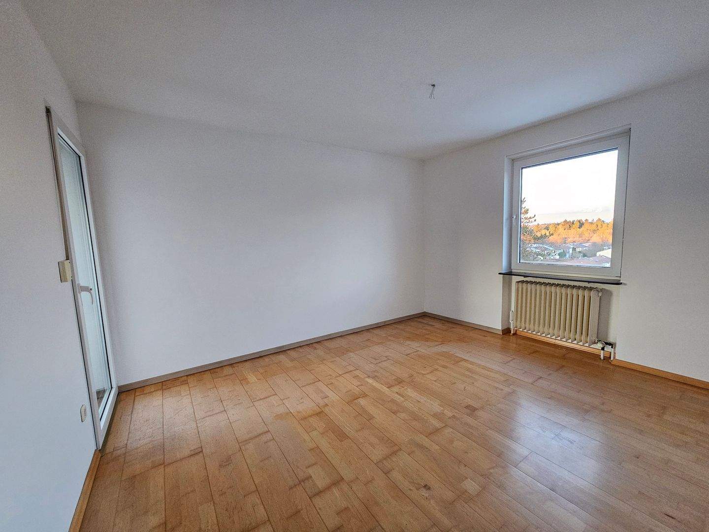 N- Nähe Südklinikum, gut geschnittene, helle 4-Zimmerwohnung mit Tageslichtbad, Gäste WC, Abstellraum und Garage – Nürnberg – Vorschaubild 6
