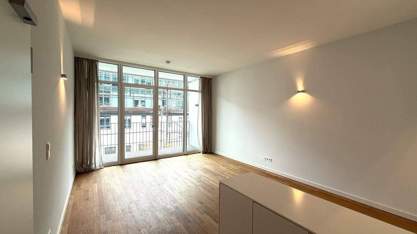Stilvolle 2-Zimmer-Wohnung mit Loggia, Tiefgarage & Dachterrasse mit Blick auf Elbphilharmonie und Michel – Hamburg – Vorschaubild 3