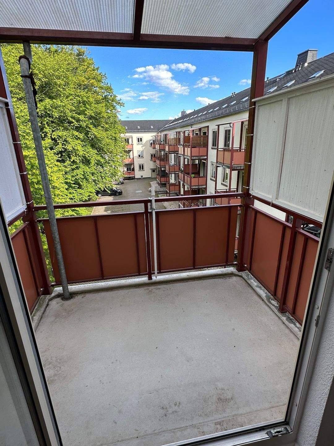 Hofer Str. **** Balkon, Wanne und Laminat **** – Chemnitz – Vorschaubild 5