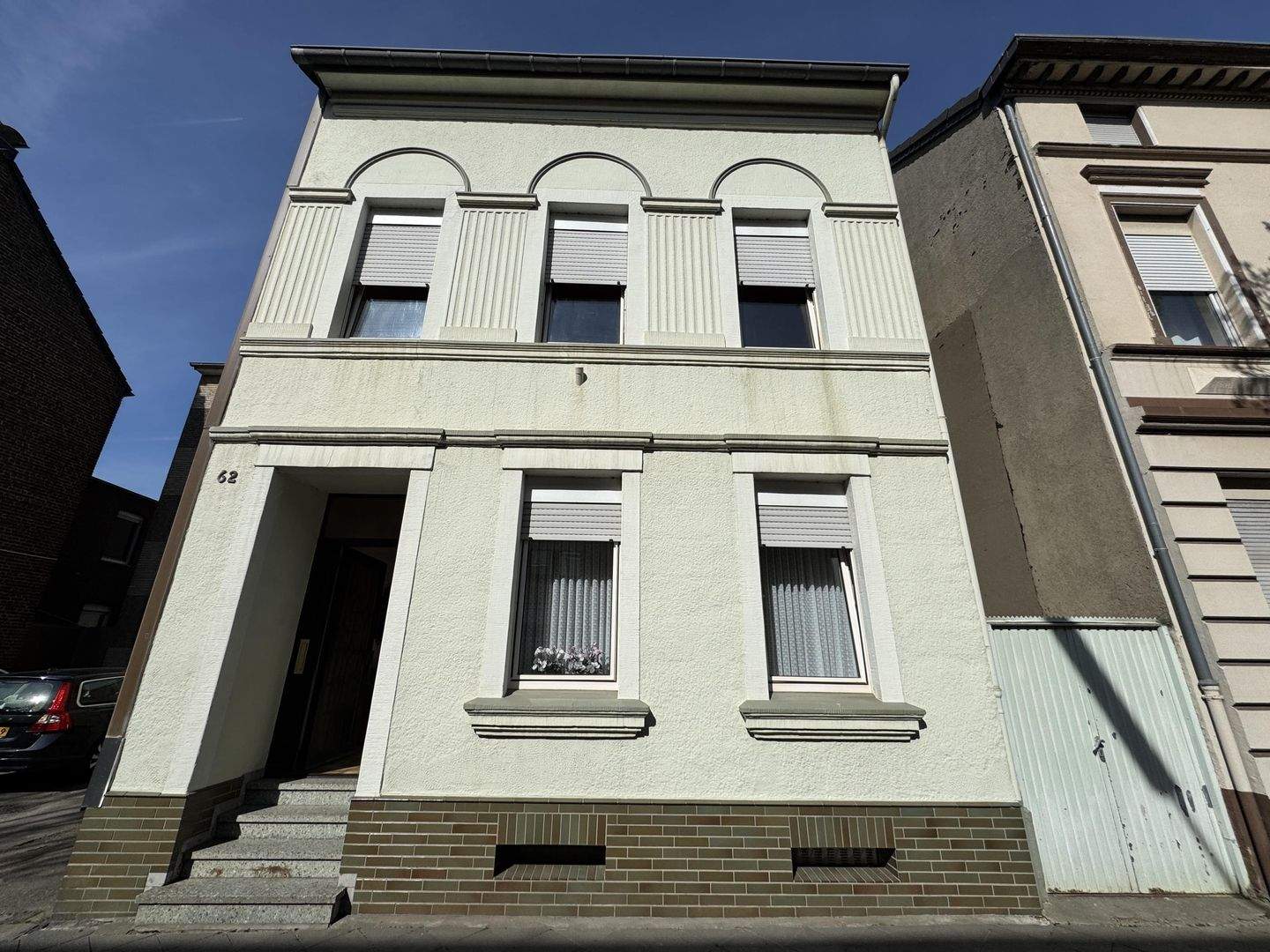 Großflächiges 2-Familienhaus in guter Lage mit viel Potenzial ! – Mönchengladbach – Bild 1 von 9