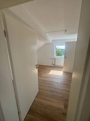 - frisch sanierte DG-Wohnung mit moderner Ausstattung in Essen-Burgaltendorf - – 45289 Essen – Vorschaubild 4