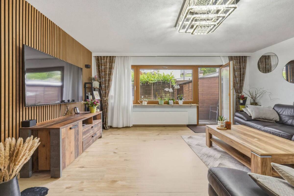 Familientraum: XXL-Reihenhaus – sofort bezugsfrei - einziehen und wohlfühlen – 70329 Stuttgart – Bild 1 von 9