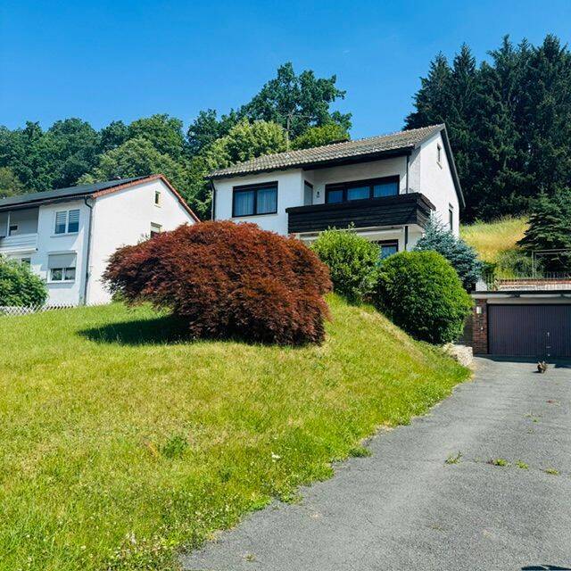 Freistehendes Einfamilienhaus mit Doppelgarage