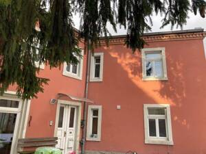 charmante 2-Raum-Wohnung mit kleiner Küchenzeile, Wintergarten und PKW-Stellplatz
