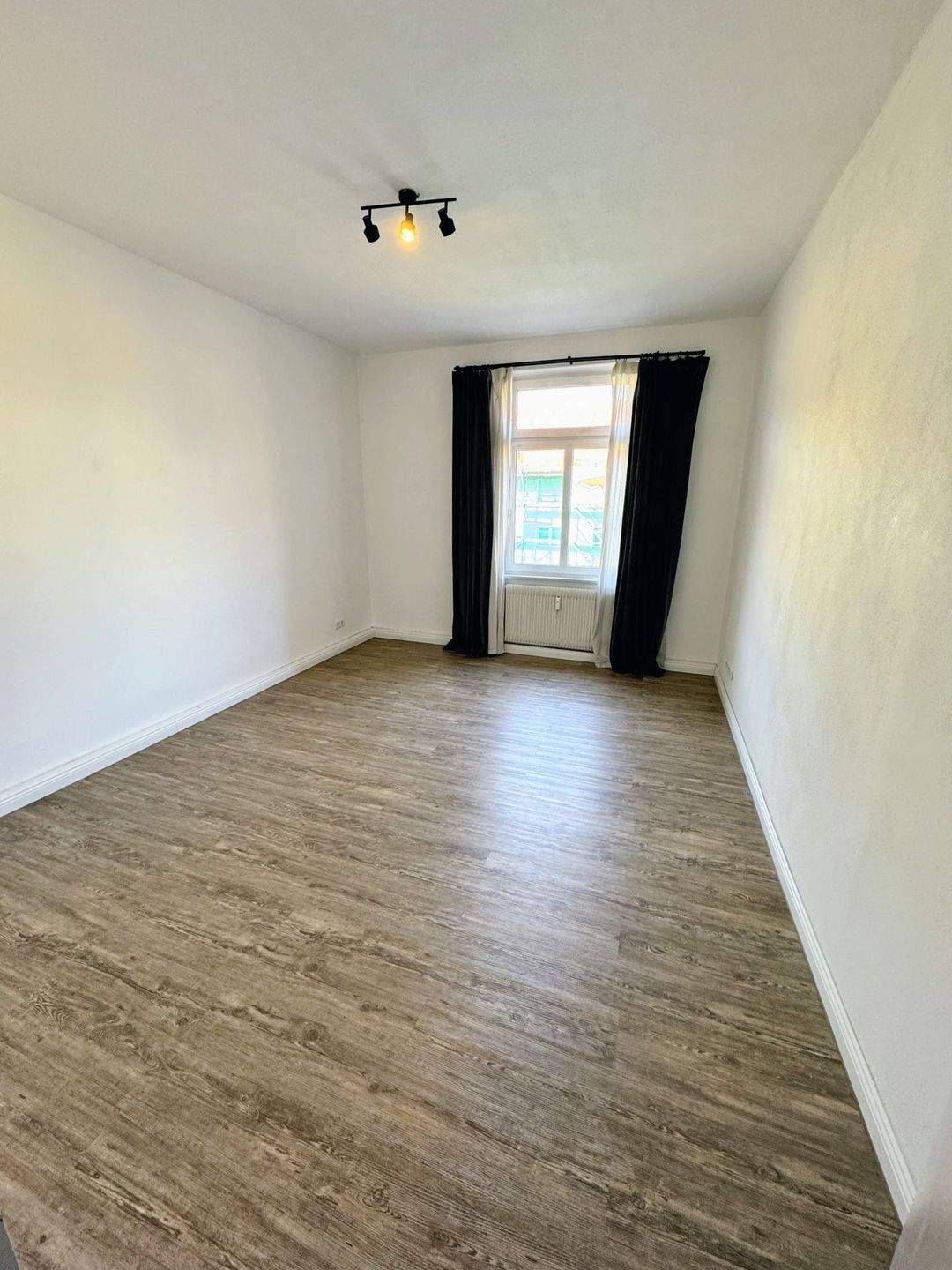 Sanierte 4 Zimmer Wohnung in zentraler Lage mit Balkon – Nürnberg – Vorschaubild 4