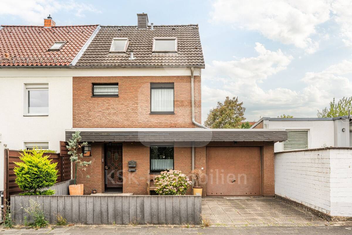 Charmantes Reihenendhaus in Köln-Weiß mit großzügigem Wohnkomfort und schönem Garten! – 50999 Köln – Bild 1 von 9