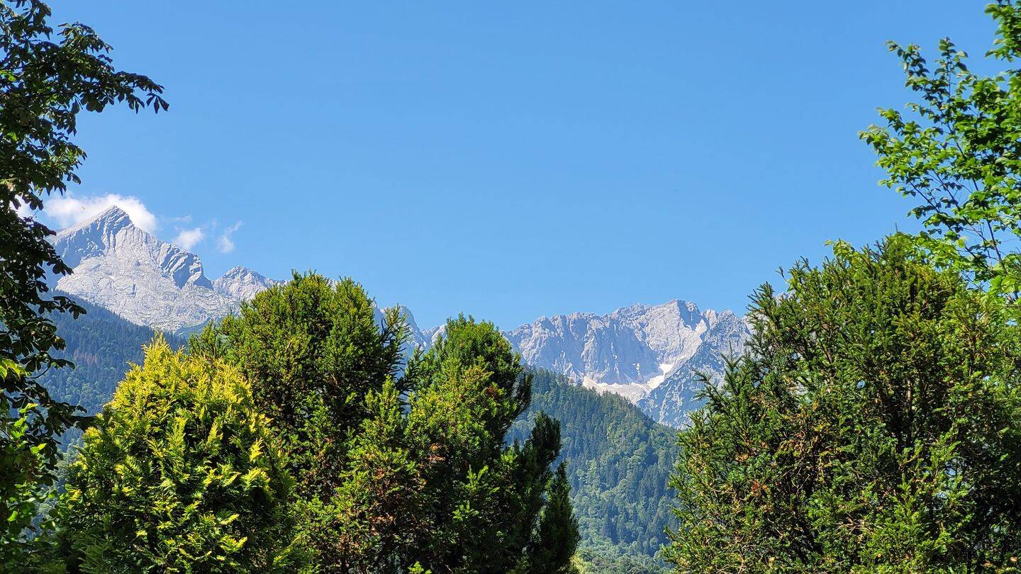 Großzügige, freundliche 2-Zi.-Terrassen-Whg. mit viel Bergblick und Kfz-Stellplatz