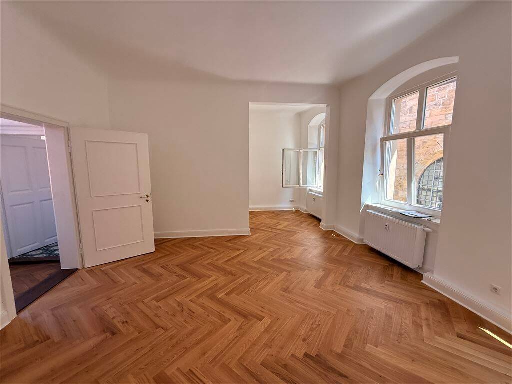 Klimatisierter DG-Erstbezug: 4-Zimmer-Altbauwohnung in der Stadtmitte zu vermieten!