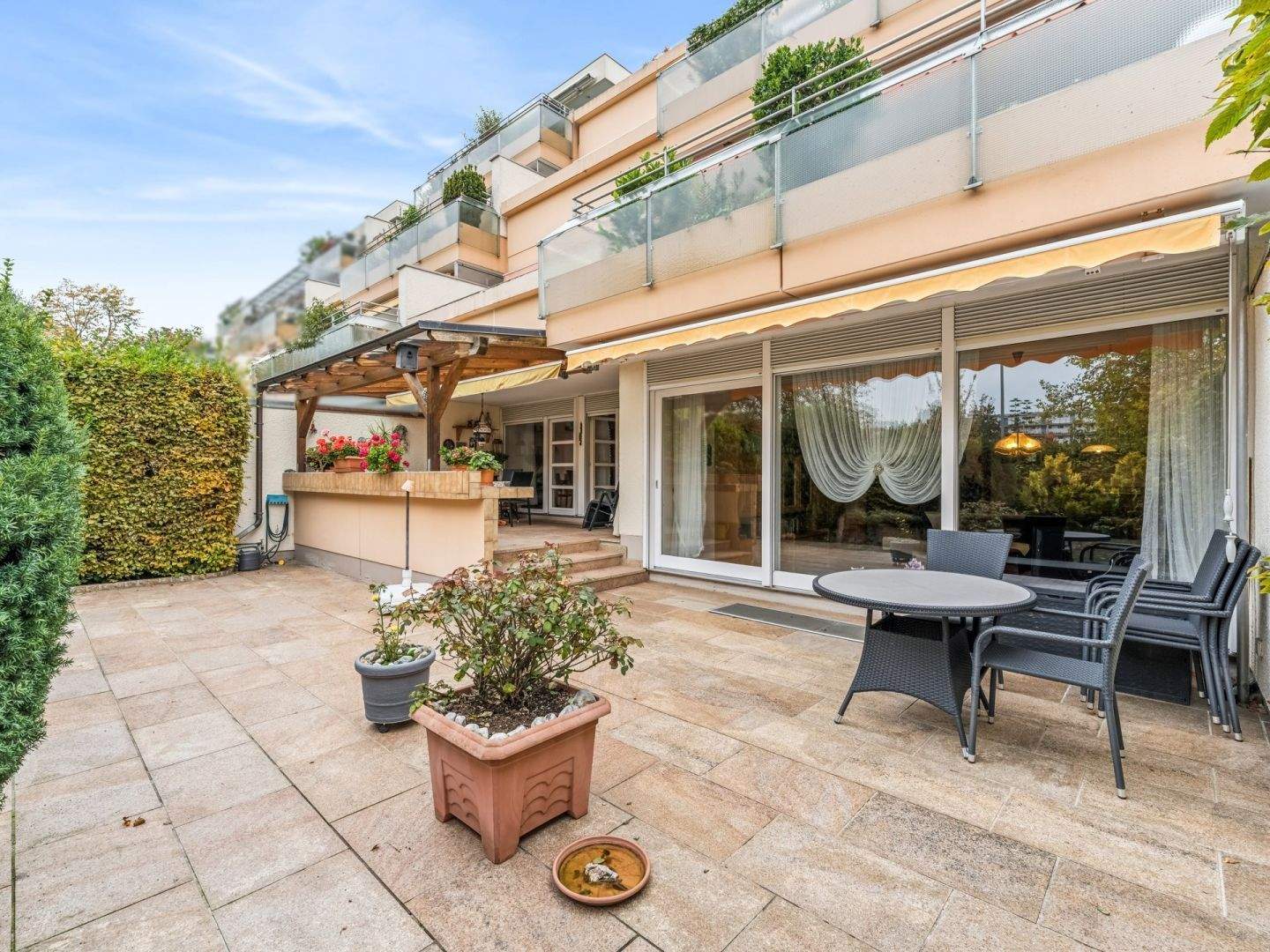 Exklusive 4-Zimmer- Erdgeschosswohnung mit Garten und 2 TG-Stellplätzen in München-Neuperlach – München – Bild 1 von 9