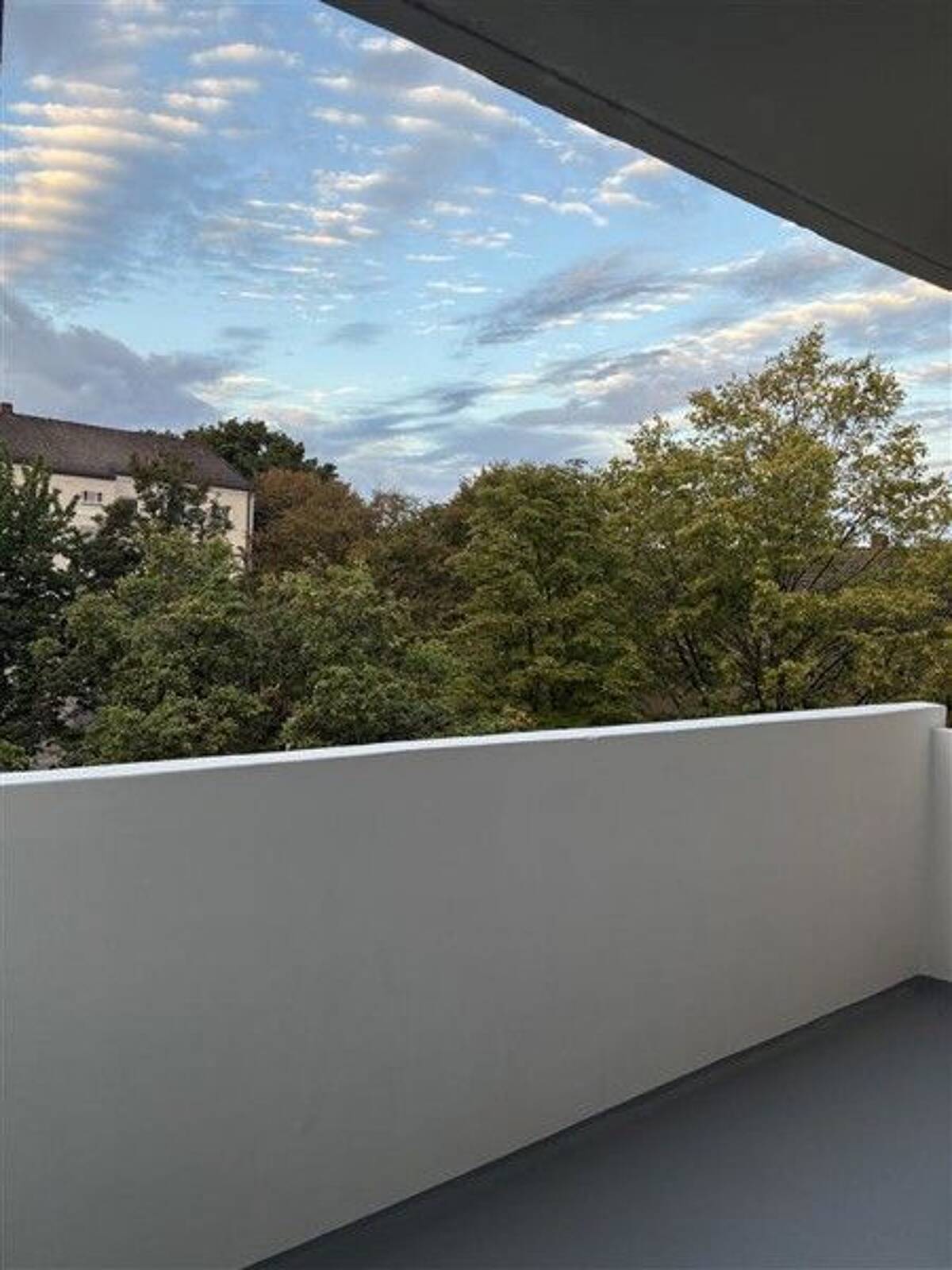 Kernsanierte 3-Zimmer-Wohnung mit Balkon und Einbauküche – 81241 München – Bild 1 von 8
