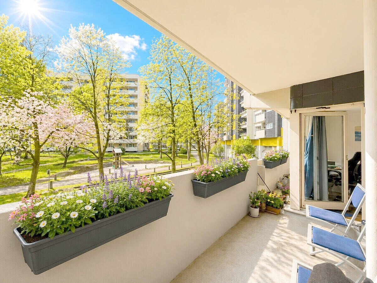 Sehr schöne renovierte WG-geeignete 2 Zi.-Whg. mit Südwest-Balkon und Einbauküche in ruhiger Lage