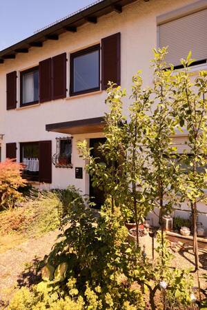 Charmantes Reihenmittelhaus mit Garten, Garage und Blick auf die Achalm
