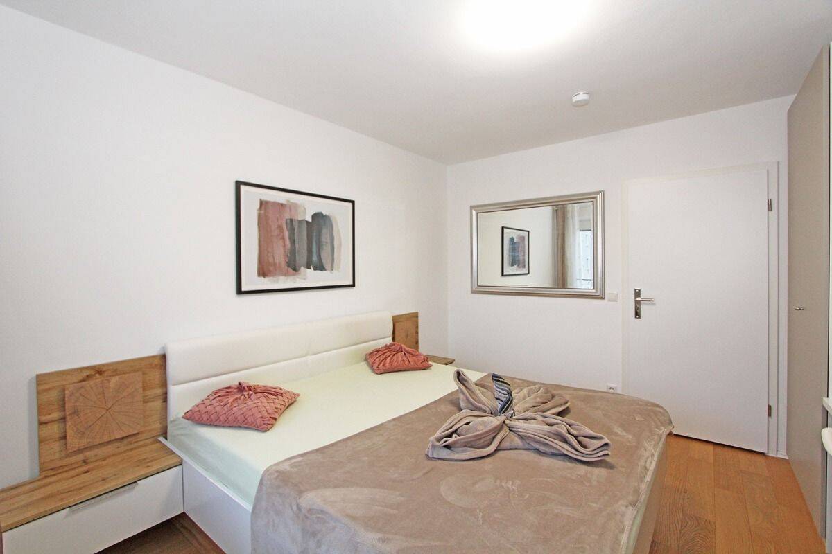 Möblierte 4-Zimmer Wohnung mit zwei Balkonen in München-Freimann – München – Vorschaubild 3