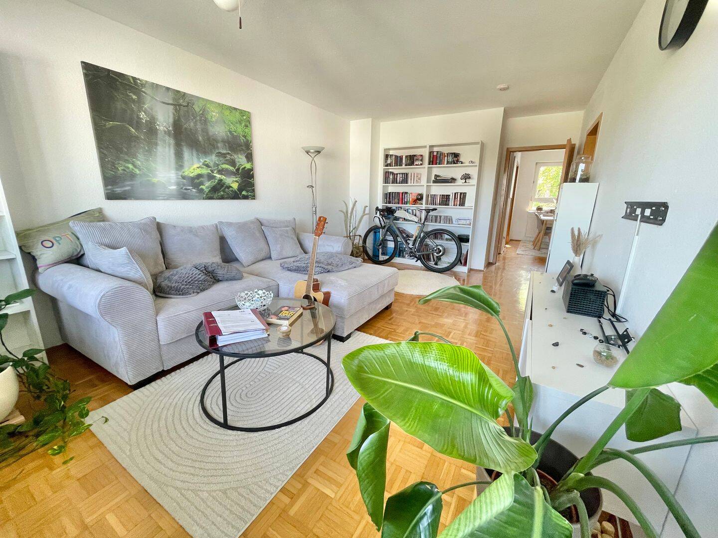 Gut geschnittene 2,5-Zimmer-Wohnung mit Balkon, TG-Stellplatz in zentraler Lage von Lindleinsmühle