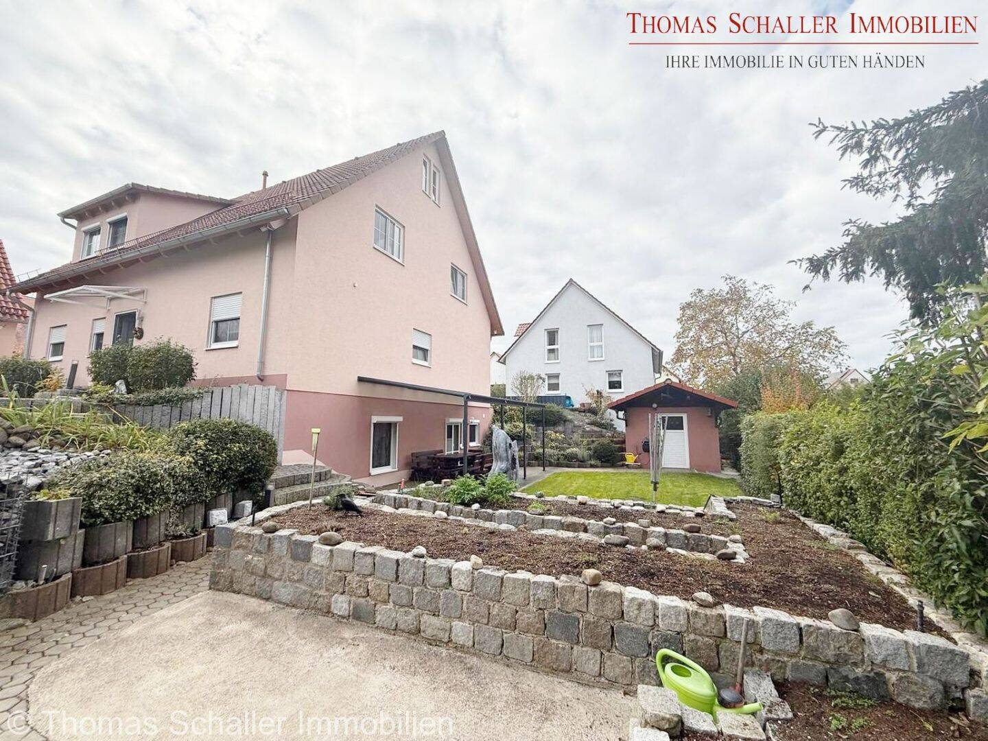 Hochwertiges 3-Familienhaus mit Einliegerwohnung, PV-Anlage & Gartenparadies – Abenberg – Vorschaubild 3