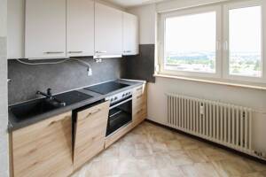 Lichtdurchflutete 2,5-Zimmer-Wohnung im 8. OG - Modernisiert, bezugsfrei, inkl. Einbauküche & Garage – 75180 Pforzheim – Vorschaubild 4