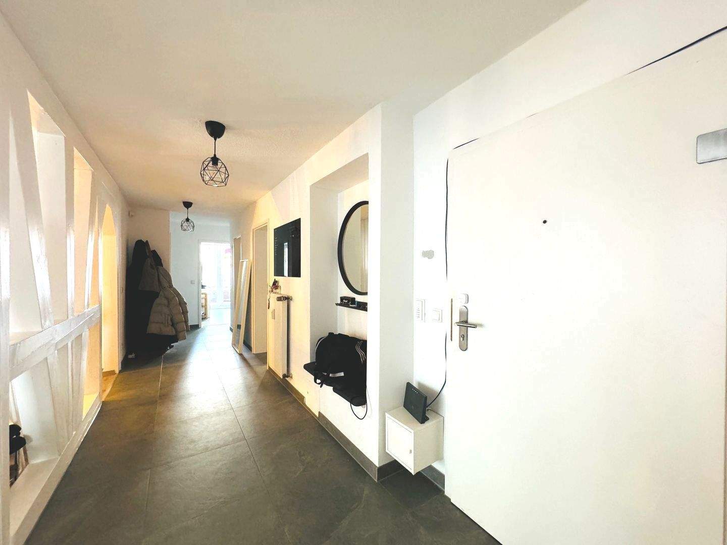 Helle 4 Zimmer Wohnung mit 2 Balkonen, großer Dachterrasse (60 qm), exklusivem Badezimmer mit Eckbadewanne und Stellplatz mit Anschluß für E Auto