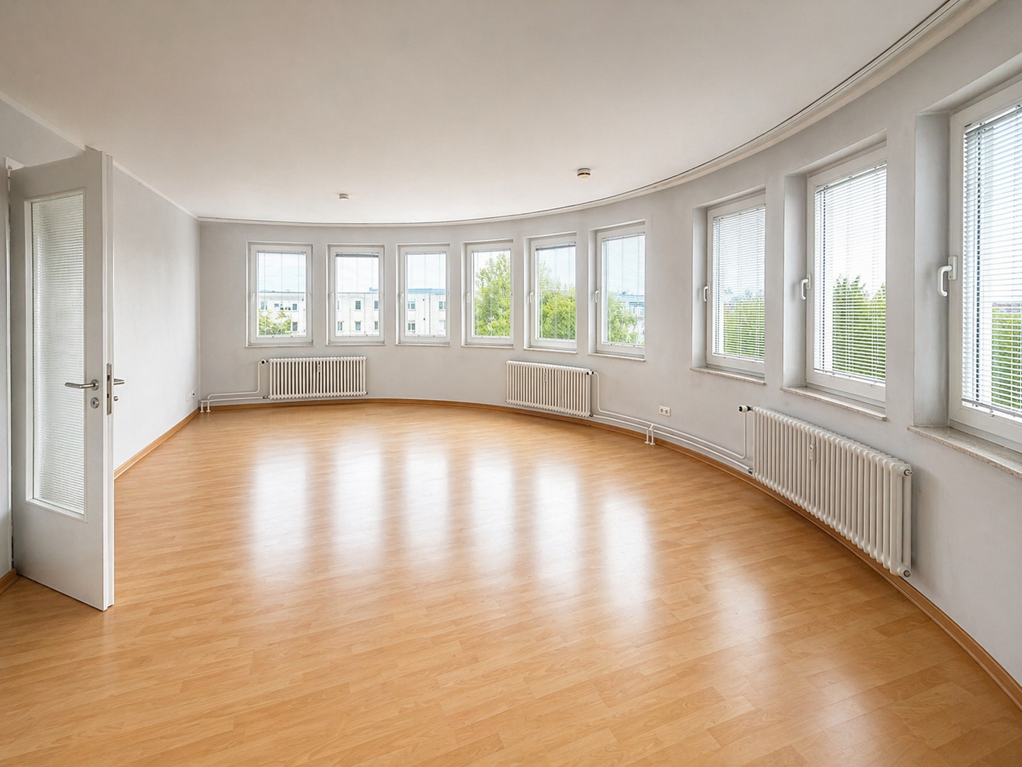 Allein auf der Etage: Dachgeschosswohnung mit 2 Balkonen, Aufzug & 2 Tiefgaragenplätzen