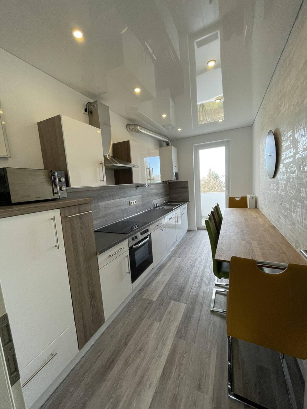 Klimatisierte und Vollständig renovierte Wohnung mit 3 Zimmern, Balkon und Einbauküche in Düsseldorf – 40223 Düsseldorf – Bild 1 von 9