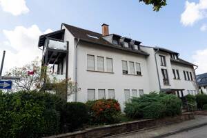 Großzügig geschnittene, zentral gelegene 5 Zimmer, K-B-B, Eigentumswohnung, mit PKW- Stellplatz im Carport in Heidelberg-Handschuhsheim