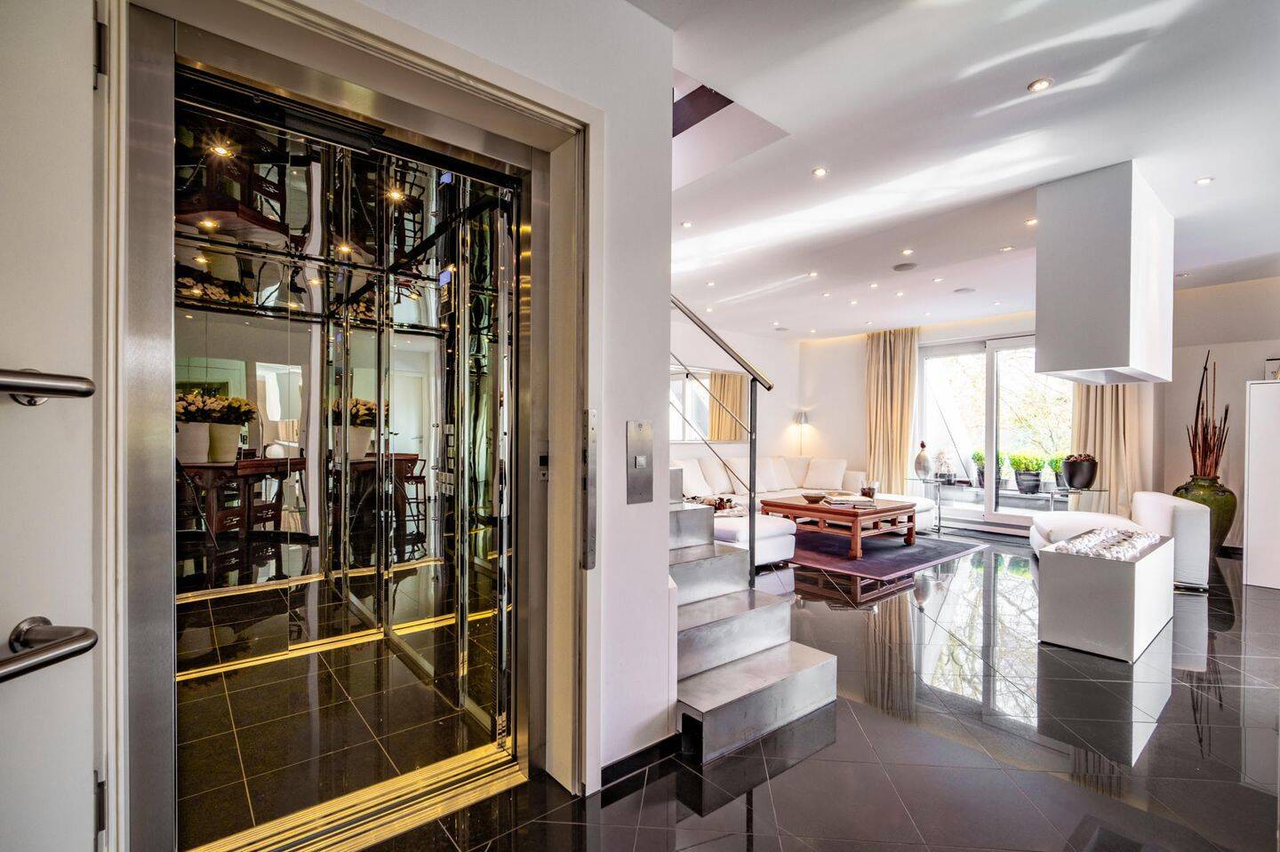 Pure Eleganz: Luxuriöse 4-Zimmer-Maisonette mit privatem Liftzugang – München – Vorschaubild 2