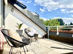 DAS GESAMTE DACHGESCHOSS - Ruhige Lage im Märchenviertel mit Dachterrasse & zwei Balkonen