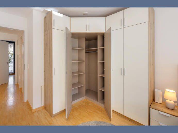 Möbliert: Zentrumsnahe, ruhige 2,5-Zimmer Wohnung mit großem Balkon – München – Vorschaubild 4