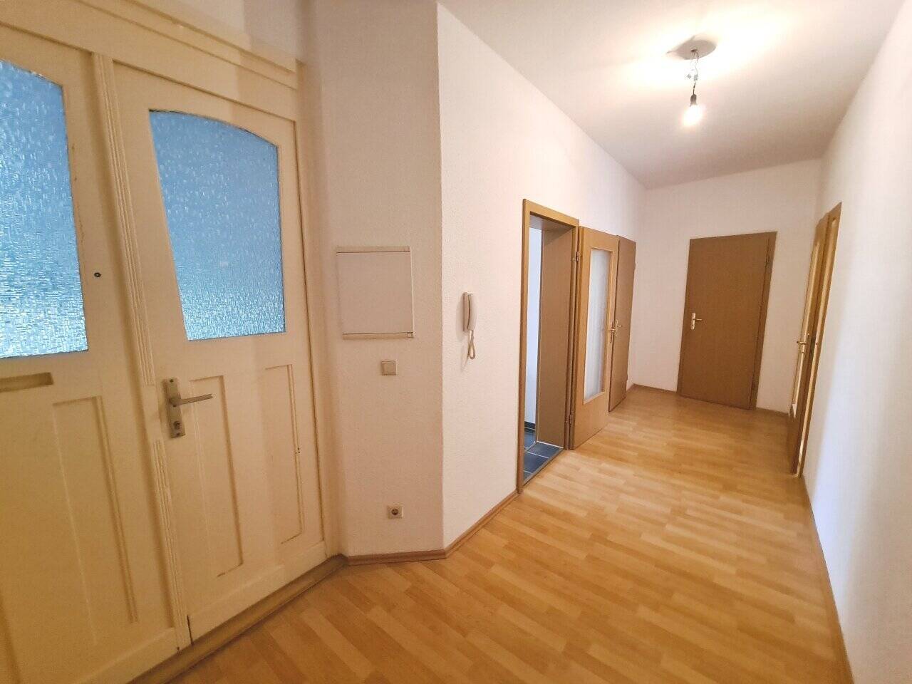 Ansprechende 2-Raum-Wohnung mit Balkon in einem liebevoll kernsanierten Gründerzeithaus im Lutherviertel – Chemnitz – Vorschaubild 3