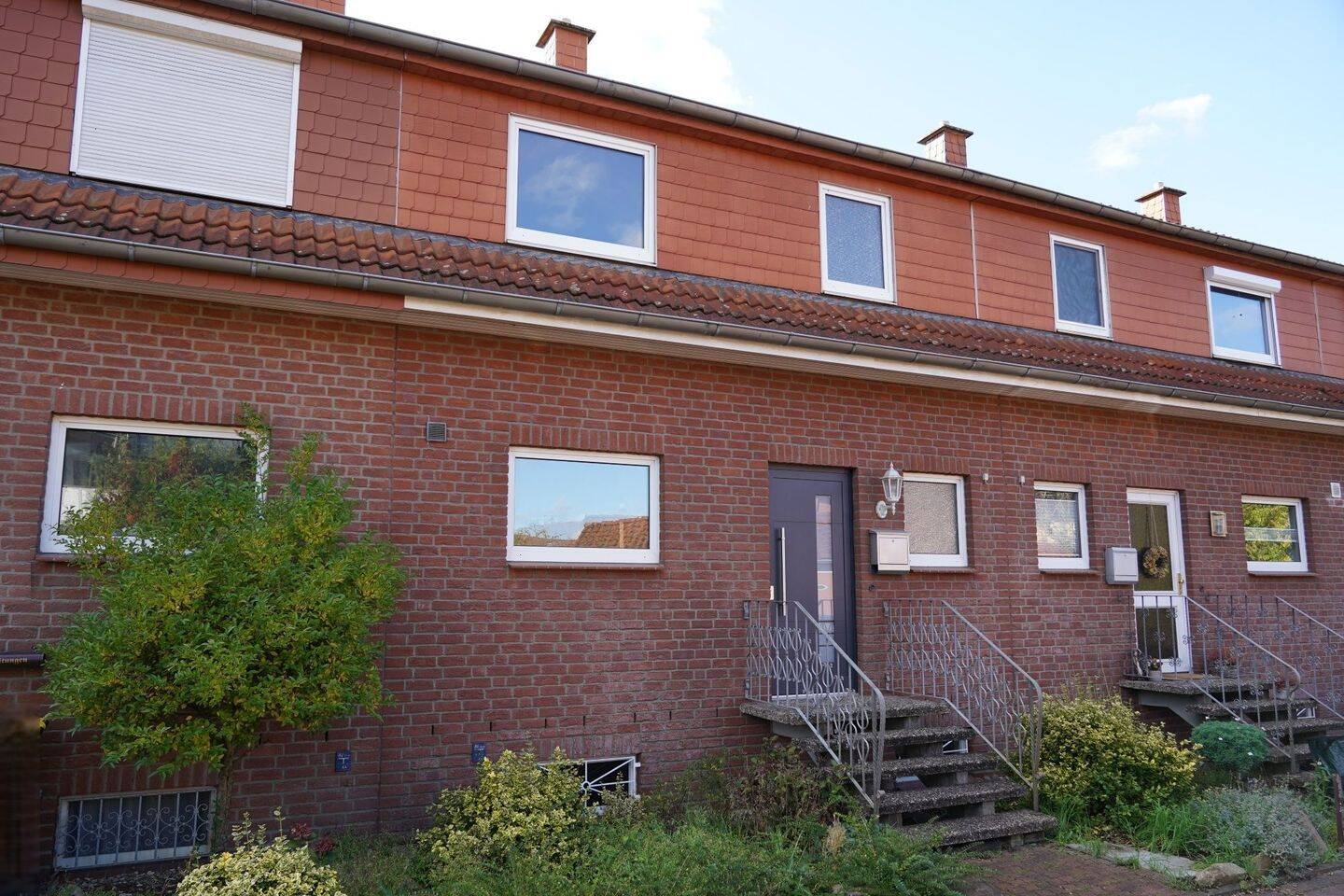 * Attraktive Immobilie mit Garage in Garbsen * - Reihenmittelhaus mit ca. 261 m² Grundstück – Garbsen – Bild 1 von 9