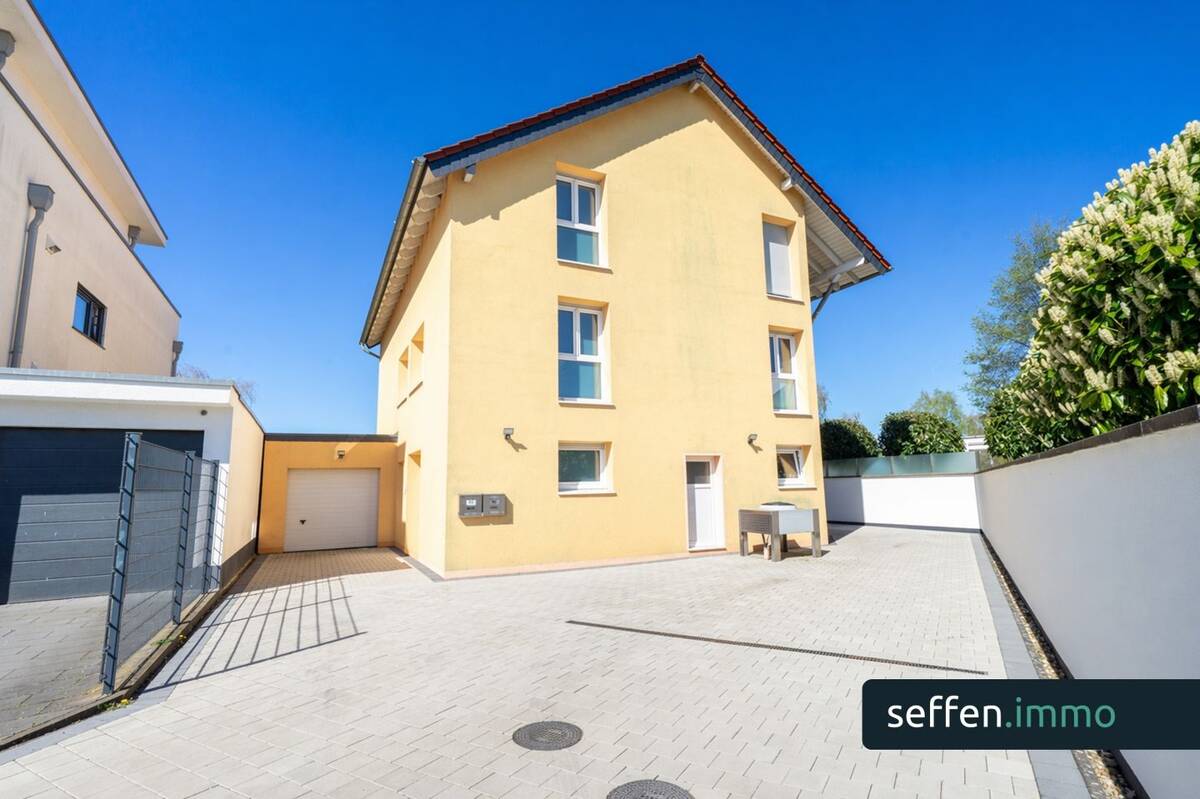 Familienfreundliche Doppelhaushälfte mit Garten, Garage und Wärmepumpe in Köln-Lövenich – 50859 Köln – Bild 1 von 9