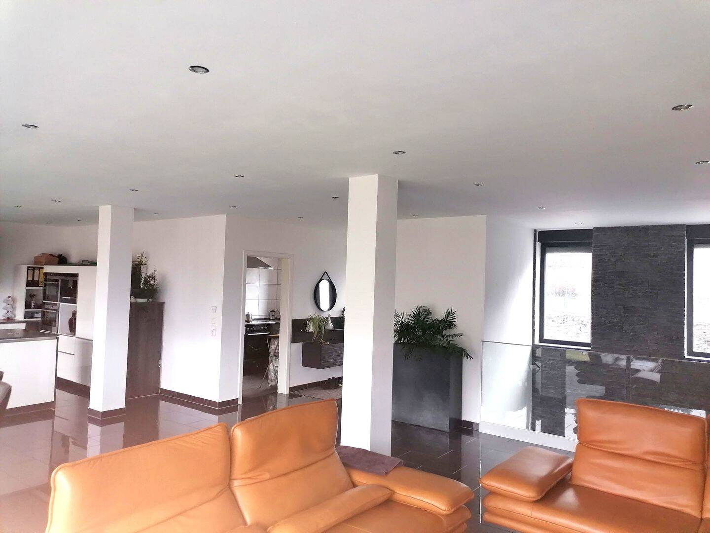 Kasel: Gehobenes Zweifamilienhaus mit wunderschöner Aussicht – Kasel – Bild 1 von 9