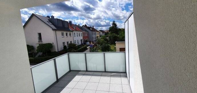 Helle 2-Zimmer-Wohnung mit Einbauküche und großen sonnigen Balkon – Würzburg – Vorschaubild 2